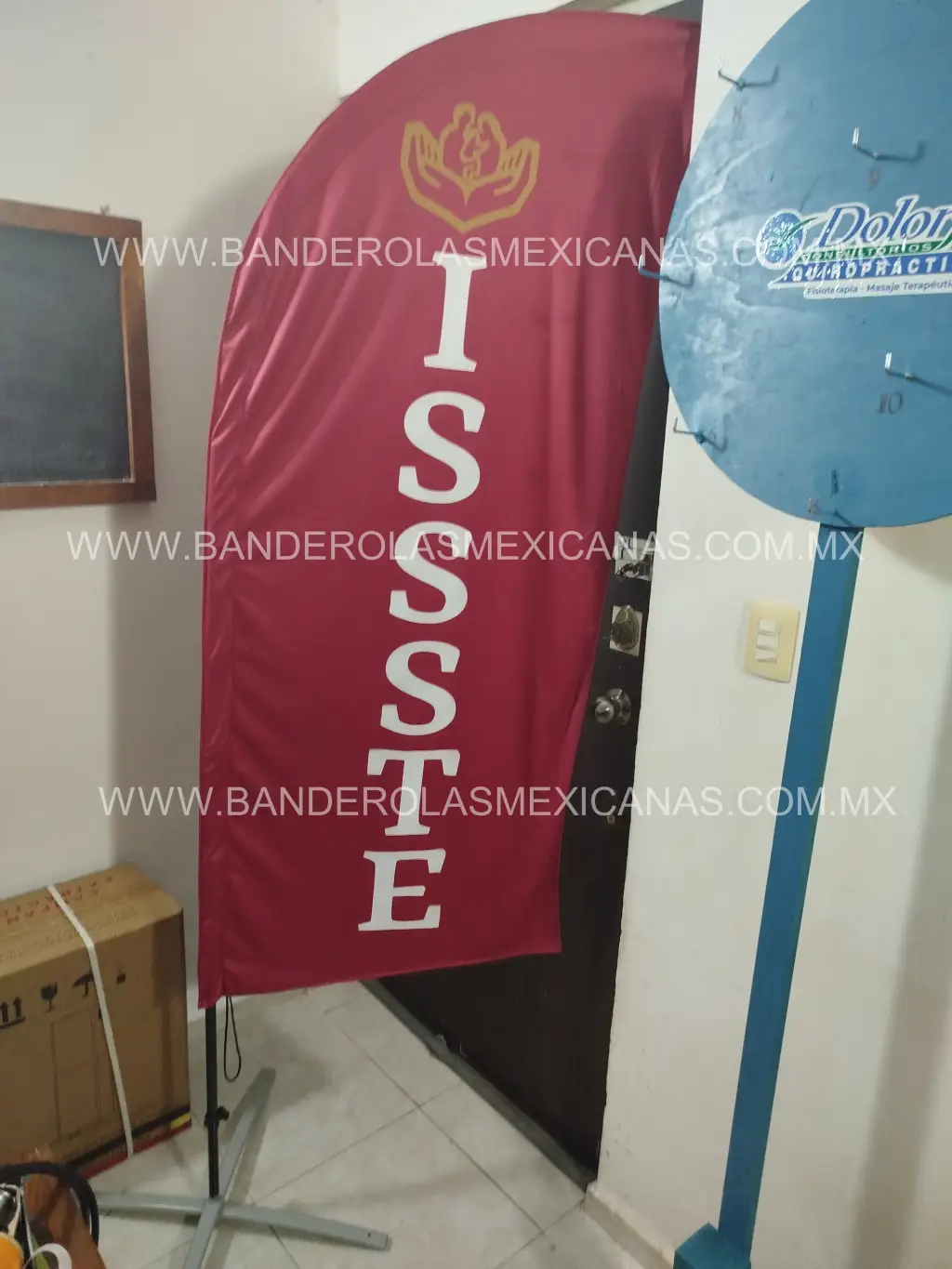 Instalación real de banderolas y publicidad — Banderolas Mexicanas