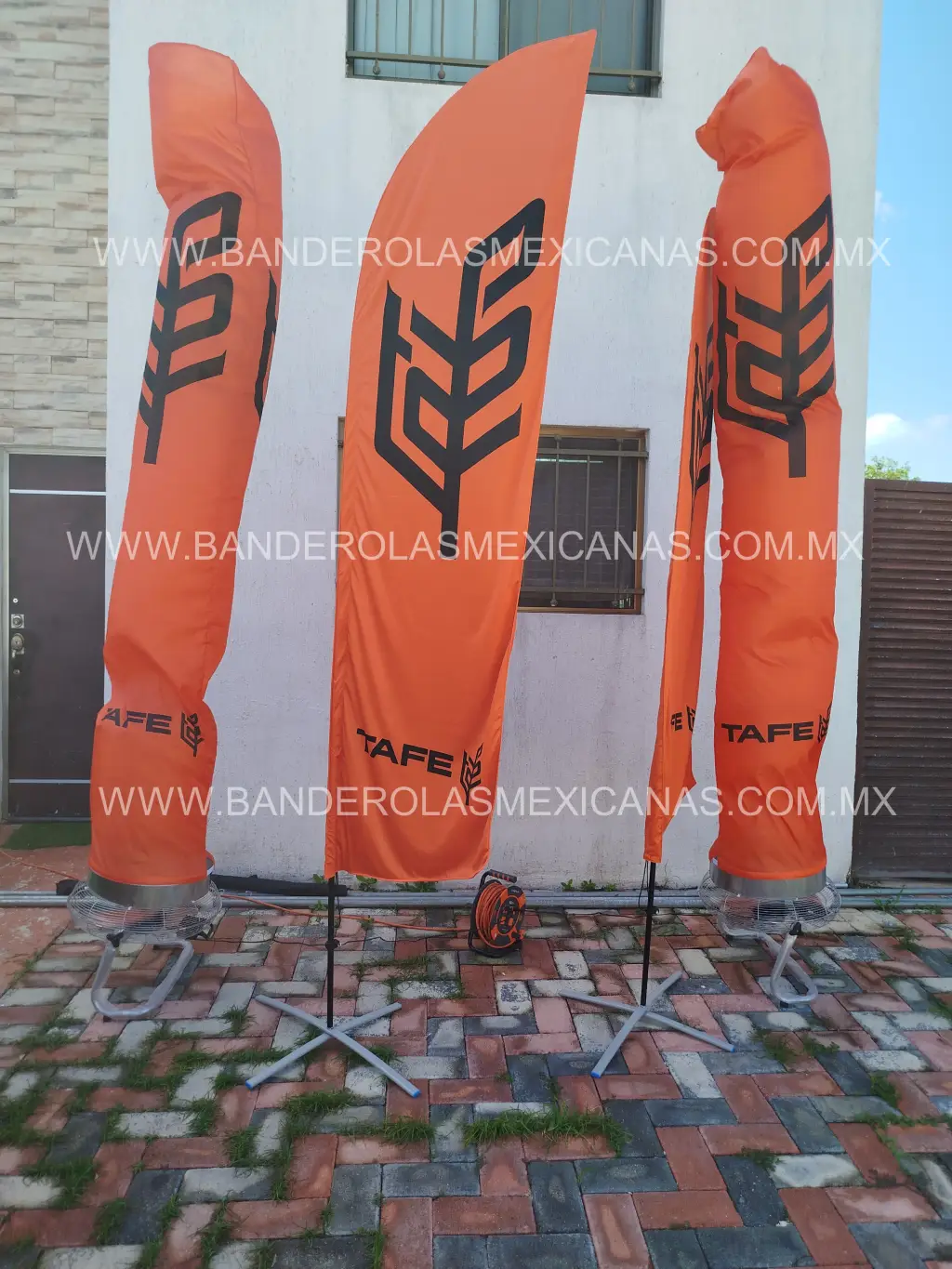 Instalación real de banderolas y publicidad — Banderolas Mexicanas