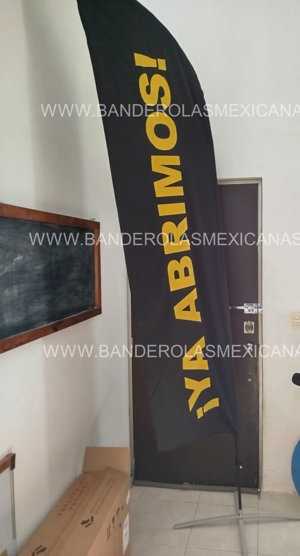 Instalación real de banderolas y publicidad — Banderolas Mexicanas