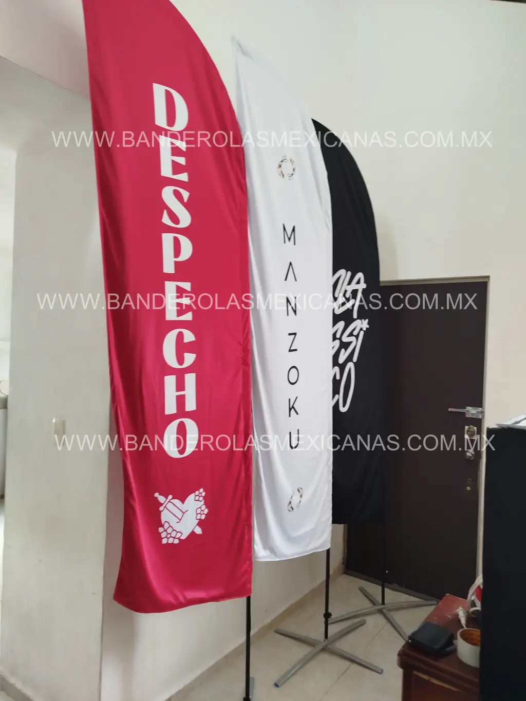 Instalación real de banderolas y publicidad — Banderolas Mexicanas