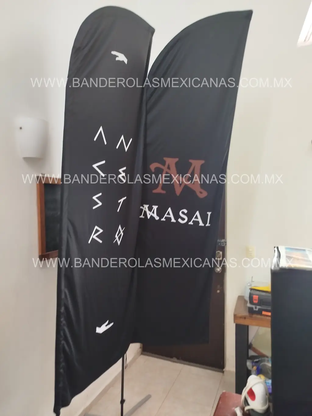 Instalación real de banderolas y publicidad — Banderolas Mexicanas