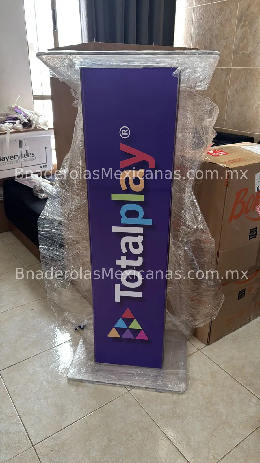 Fabricación de podio acrilico personalizado para total play