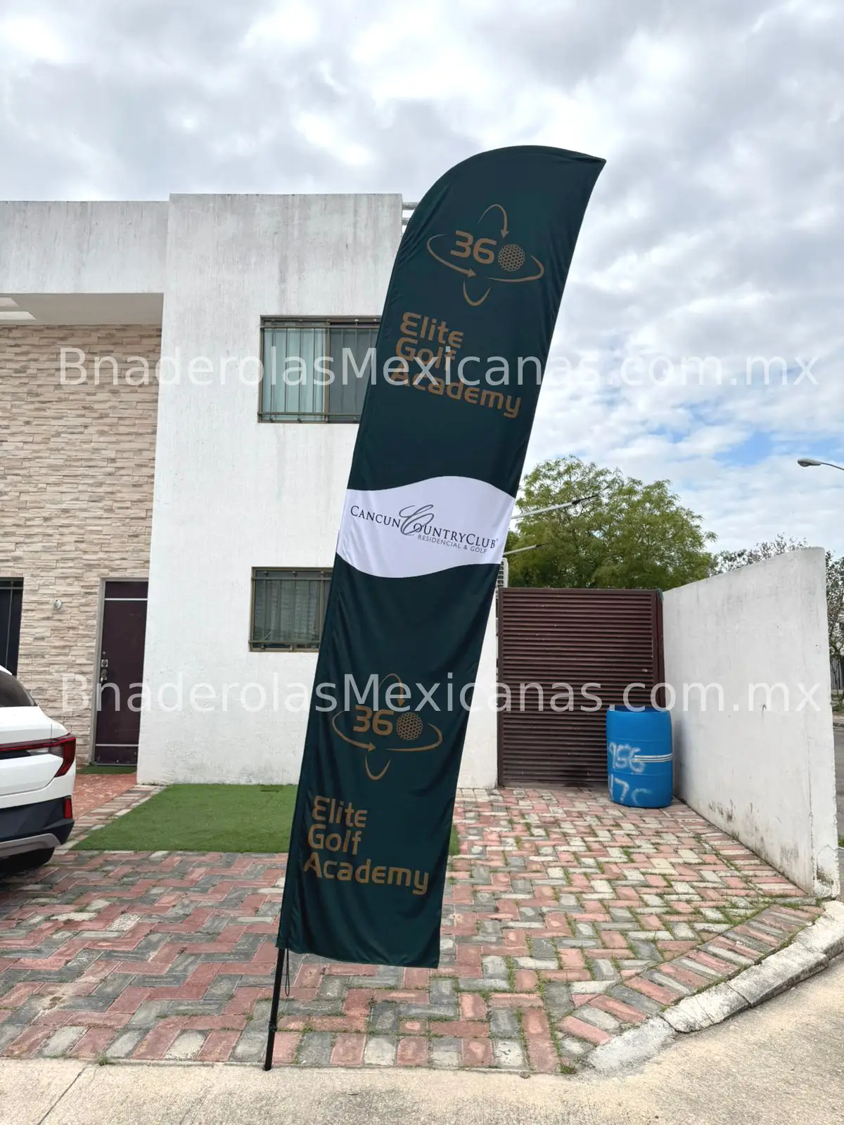 Instalación real de banderolas y publicidad — Banderolas Mexicanas